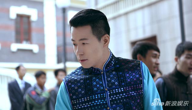 Weibo Liu as Jiabao He in Nu Guanjia, wearing a blue period waistcoat